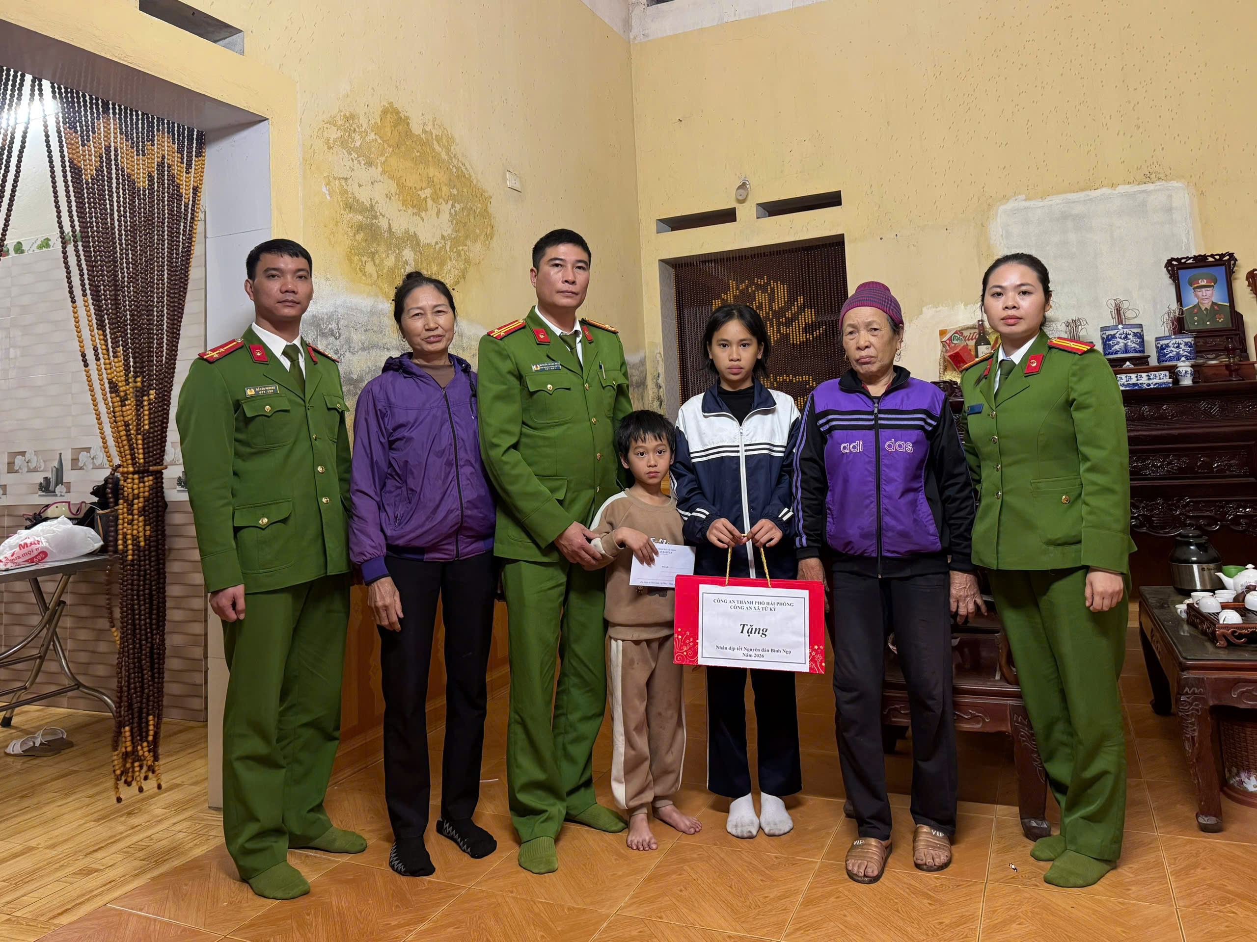Công an xã Tứ Kỳ tiếp tục hành trình “Xuân gắn kết - Tết yêu thương”